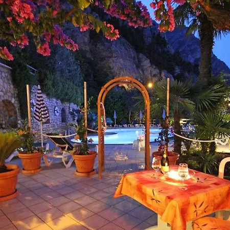 Augusta Garni Hotel 2*