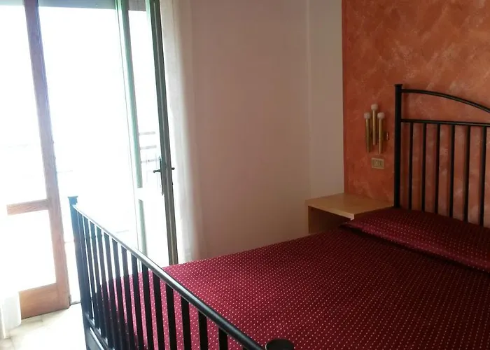 Augusta Garni ليمونِ سول غاردا